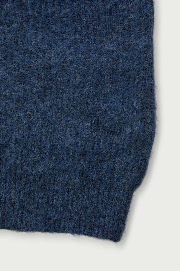 "Aura (아우라) 헤어리 집업 가디건"은 부드러운 촉감의 헤어리한 원사가 특징인 오버핏 가디건입니다. 네이비 색상으로, 가을과 겨울에 따뜻하게 착용하기 좋습니다. 하이넥 디자인과 크롭 기장으로 트렌디한 스타일을 연출하며, 사이드 포켓으로 실용성을 더했습니다. 아크릴, 알파카, 나일론, 모 혼방 소재로 제작되어 보온성이 뛰어나고, 무지 디자인으로 다양한 룩에 매치하기 용이합니다. 미니멀, 클래식, 캐주얼 등 폭넓은 스타일을 소화할 수 있는 베이직 아이템입니다.
