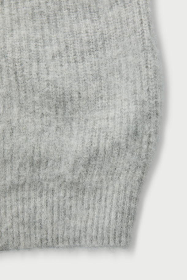 Aura(아우라) 헤어리 집업 가디건은 부드러운 촉감의 아크릴, 알파카, 나일론, 모 혼방 소재로 제작되어 포근함을 선사합니다. 톤 다운된 그레이 컬러와 무지 디자인으로 어떤 스타일에도 자연스럽게 어울리는 베이직하고 캐주얼한 아이템입니다. 하이넥과 오버핏 실루엣, 긴 소매 기장으로 보온성을 높였으며, 사이드 포켓 디테일로 실용성을 더했습니다. 가을, 겨울 시즌 데일리룩, 집콕룩, 산책룩 등 다양한 TPO(Time, Place, Occasion)에 활용 가능합니다. 크롭 기장의 두꺼운 두께감으로 따뜻하고 스타일리시하게 착용할 수 있는 니트 집업 가디건입니다.
