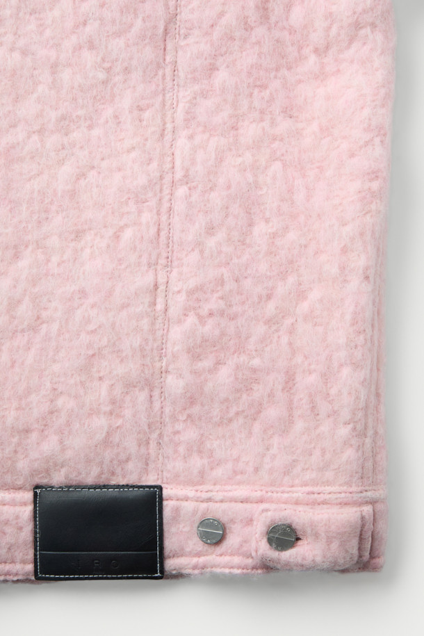 LOFISPE2 (로피스페2) 헤어리 트러커 재킷은 부드러운 촉감의 헤어리 원단으로 제작되어 가을, 겨울 시즌에 따뜻하게 착용하기 좋은 아우터입니다. 스카이블루와 핑크 두 가지 색상으로 출시되었으며, 캐주얼 스타일을 연출하기에 적합합니다. 레귤러핏에 크롭 기장으로 디자인되어 트렌디한 감각을 더했습니다. 모, 폴리에스터, 아크릴 혼방 소재에 면 안감으로 편안한 착용감을 선사합니다. 버튼 여밈 방식의 무지 디자인으로 미니멀하고 클래식한 분위기를 연출할 수 있습니다.
