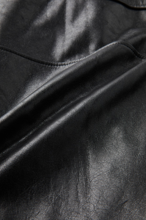 ORENSE(오렌세) 양가죽 카라 탈부착 항공 점퍼는 가을과 겨울, 출근룩과 모임룩을 위한 시크하고 미니멀한 스타일의 아우터입니다. 부드러운 양가죽 소재로 제작되어 고급스러운 촉감을 선사하며, 블랙 컬러의 무지 디자인으로 어떤 옷에도 잘 어울립니다. 크롭 기장의 항공 점퍼 스타일로, 긴 소매와 집업 여밈 방식이 특징입니다. 카라 탈부착이 가능하여 다양한 스타일 연출이 가능하며, 안감은 레이온으로 마감되어 편안한 착용감을 제공합니다.
