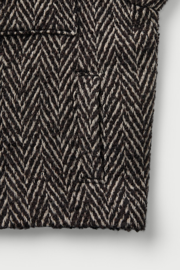 SANOBSPE 니트 하이브리드 집업 재킷은 가을과 겨울에 어울리는 오버핏 집업 자켓입니다. 울, 알파카, 모, 아크릴, 폴리에스터, 나일론, 레이온 등 다양한 소재를 혼방하여 제작되었으며, 두꺼운 두께감으로 따뜻하고 부드러운 촉감을 선사합니다. 헤링본 패턴에 니트 배색 디자인이 돋보이며, 2WAY 지퍼 디테일로 실용성을 더했습니다. 출근룩, 모임룩 등 다양한 TPO에 캐주얼, 클래식, 미니멀 스타일로 활용하기 좋습니다.
