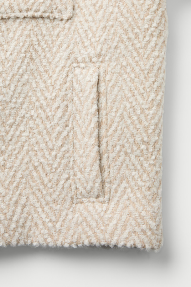 SANOBSPE 니트 하이브리드 ZIP-UP 재킷은 가을, 겨울 시즌을 위한 공용 아우터입니다. 아이보리, 베이지 두 가지 색상으로 출시되었으며, 헤링본 패턴에 부드러운 촉감의 울, 알파카, 아크릴, 폴리에스터, 나일론, 레이온 혼방 소재를 사용하여 보온성을 높였습니다. 세미 오버핏에 레귤러 기장으로 제작되었으며, 2WAY 지퍼 디테일로 실용성을 더했습니다. 출근룩, 모임룩 등 다양한 TPO에 클래식하고 미니멀한 스타일을 연출할 수 있습니다.
