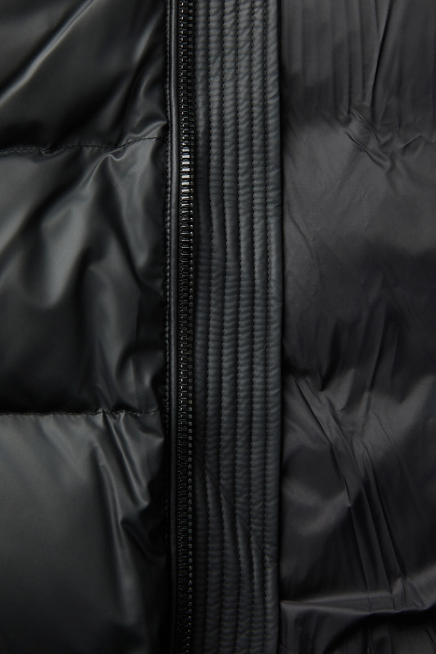 MANOE(마노) 그라데이션 다운 점퍼는 겨울철 따뜻함과 스타일을 동시에 잡을 수 있는 숏패딩입니다. 덕다운 충전재(오리솜털 85%, 오리깃털 15%)를 사용하여 뛰어난 보온성을 제공하며, 그라데이션 패턴이 캐주얼한 무드를 연출합니다. 양옆 포켓과 집업 여밈 방식으로 실용성을 더했으며, 여행룩, 캠핑룩, 캐주얼, 미니멀, 고프코어 스타일을 즐겨 입는 고객에게 적합합니다. 폴리에스터와 나일론 혼방 소재로 제작되어 내구성이 뛰어나며, 숏 기장과 긴소매 디자인으로 활동성을 높였습니다.
