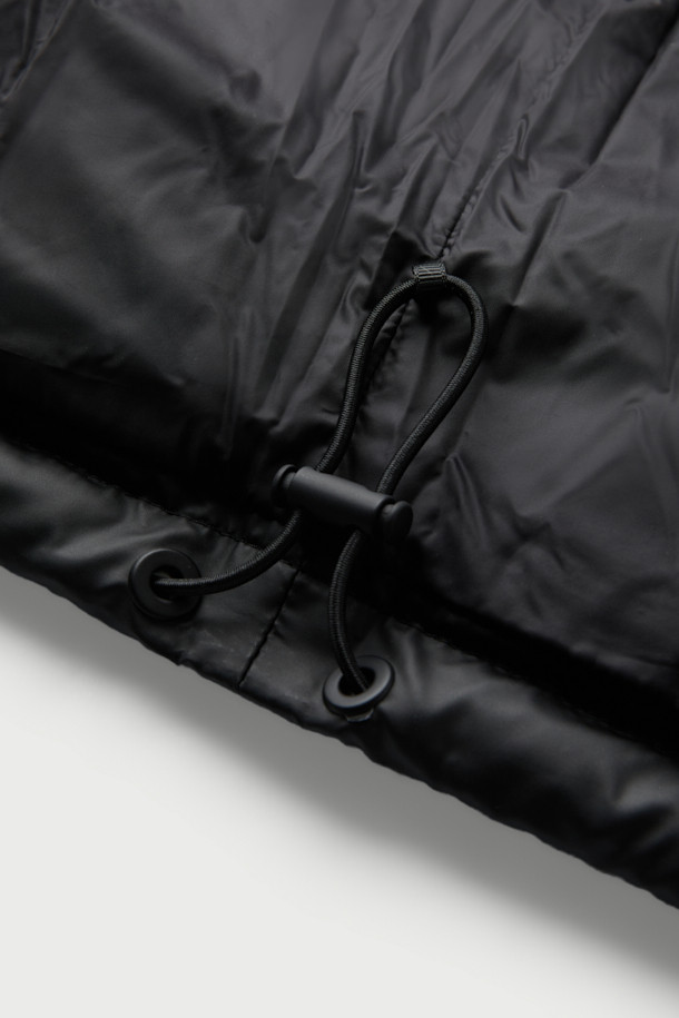 밀란 그라데이션 다운 베스트는 겨울철 캐주얼 스타일을 위한 필수 아이템입니다. 그라데이션 컬러가 돋보이는 디자인으로, 여행룩, 캠핑룩 등 다양한 TPO에 활용 가능합니다. 숏 기장의 패딩 타입으로 제작되었으며, 덕다운 충전재(오리솜털 80%, 오리깃털 20%)를 사용하여 보온성을 높였습니다. 민소매 디자인과 집업 여밈 방식으로 편안하게 착용할 수 있으며, 양옆 포켓이 있어 실용성을 더했습니다. 미니멀, 고프코어 스타일을 즐기는 분들께 추천합니다.
