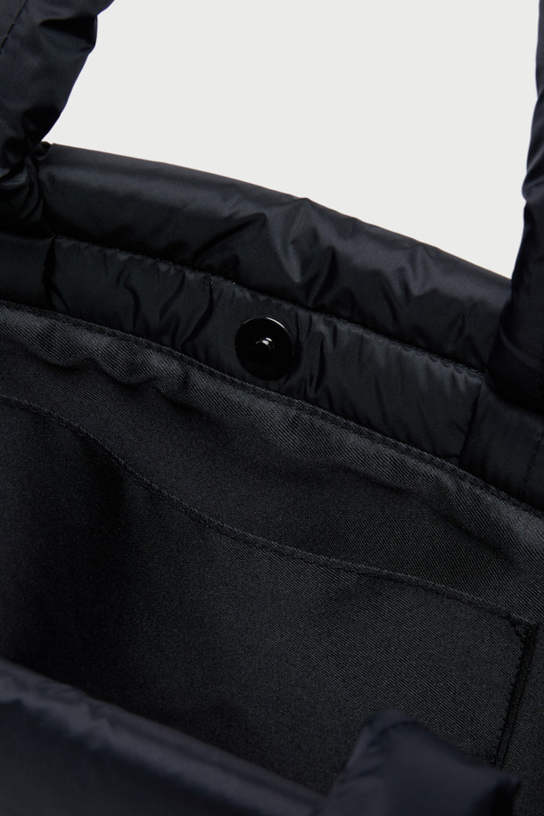 IRO(아이로) 패딩백은 블랙 컬러의 미디엄 사이즈 패딩백으로, 여성 고객을 위해 디자인되었습니다. 가볍고 폭신한 패딩 디자인이 특징이며, IRO(아이로) 로고 패턴으로 포인트를 더했습니다. 나일론 소재로 제작되어 캐주얼한 무드를 연출하며, 지퍼형 잠금 방식으로 내용물을 안전하게 보관할 수 있습니다. 출근룩, 모임룩, 여행룩 등 다양한 TPO에 활용 가능한 실용적인 아이템으로, 미니멀하고 시크한 스타일을 완성해 보세요.
