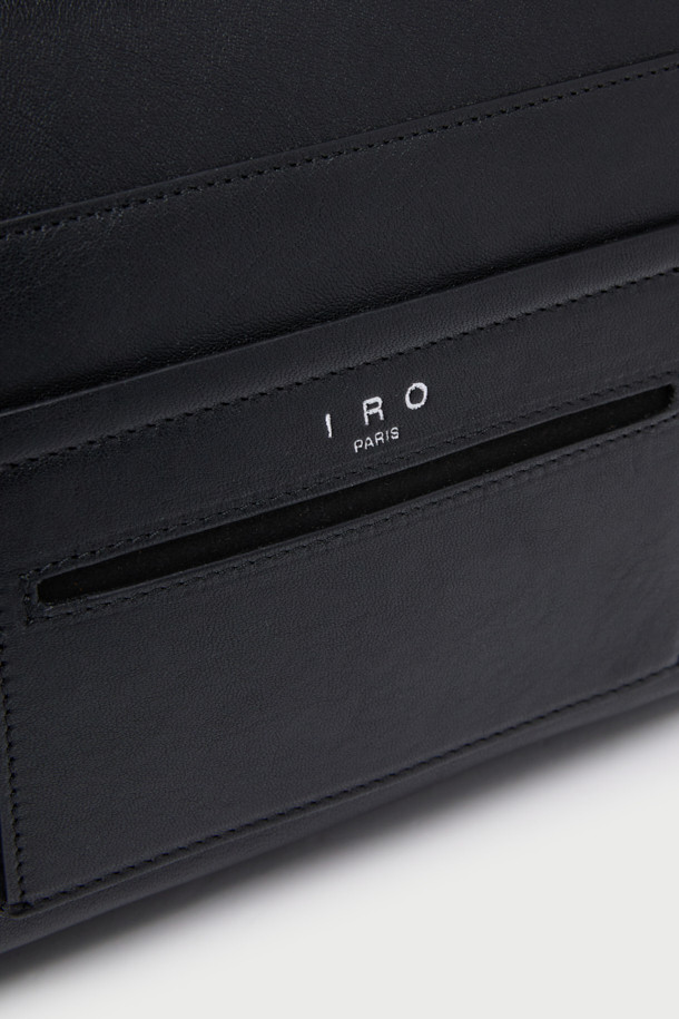 NOMAD(노마드) 포켓 핸드백은 여성용 미디엄 사이즈 핸드백으로, 블랙 컬러의 천연 양가죽 소재로 제작되었습니다. 사각 쉐입에 무지 디자인으로 클래식, 미니멀, 시크한 스타일을 연출하며, 탈부착 가능한 스트랩과 다양한 사이즈의 포켓이 실용성을 더합니다. 지퍼형 잠금 방식과 탑핸들, 숄더 스트랩이 포함되어 있으며, 토트백, 크로스백, 숄더백으로 다양하게 연출할 수 있습니다. 오피스룩, 모임룩, 출근룩 등 TPO에 맞춰 세련된 스타일을 완성해 보세요. 내부 및 외부 포켓으로 수납력을 높였습니다.
