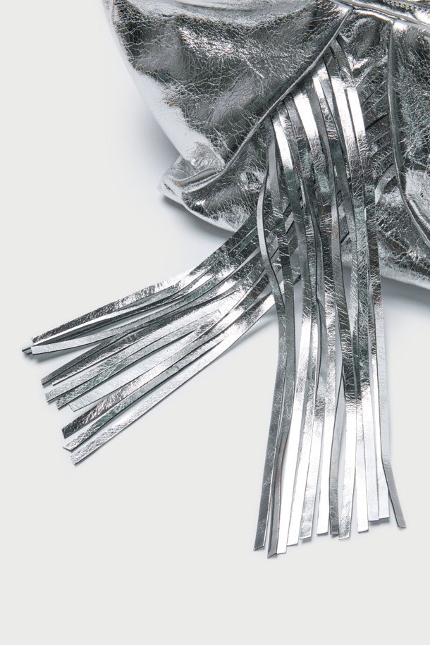 SUNBAG FRANGES(선백 프란지) 프린지 핸드백은 여성스러운 매력을 강조하는 실버 컬러의 핸드백입니다. 천연 가죽과 소가죽 소재로 제작되어 고급스러움을 더하며, 넉넉한 수납공간을 제공합니다. 덤플링 쉐입에 프린지 장식과 메탈 라운드 링 핸들이 시크하면서도 세련된 포인트를 선사합니다. 안감은 면 100%로 마감되었으며, 유동적인 쉐잎과 마그네틱형 잠금 방식으로 편안하게 사용 가능합니다. 데이트룩, 모임룩, 소개팅룩 등 다양한 TPO에 클래식, 미니멀, 시크 스타일을 연출하기 좋습니다.
