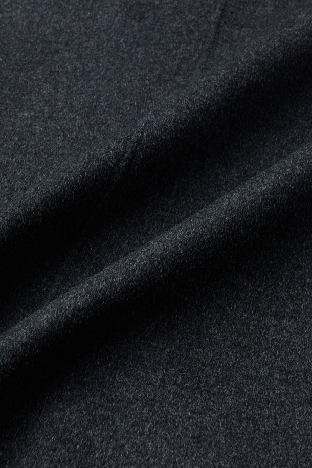 VUIT(뷔) 니트 하이브리드 코트는 캐주얼한 스타일을 추구하는 분들을 위한 봄 시즌 아우터입니다. 블랙 색상의 무지 디자인으로, 루즈핏과 드롭숄더, 니트 밴드, 사이드 포켓 디테일이 특징입니다. 모, 레이온, 면 혼방 소재로 제작되어 부드러운 촉감과 편안한 착용감을 제공합니다. 긴 소매 기장의 봄버 코트 스타일로, 봄 소풍룩에 적합하며 미니멀한 스타일을 연출하기 좋습니다.
