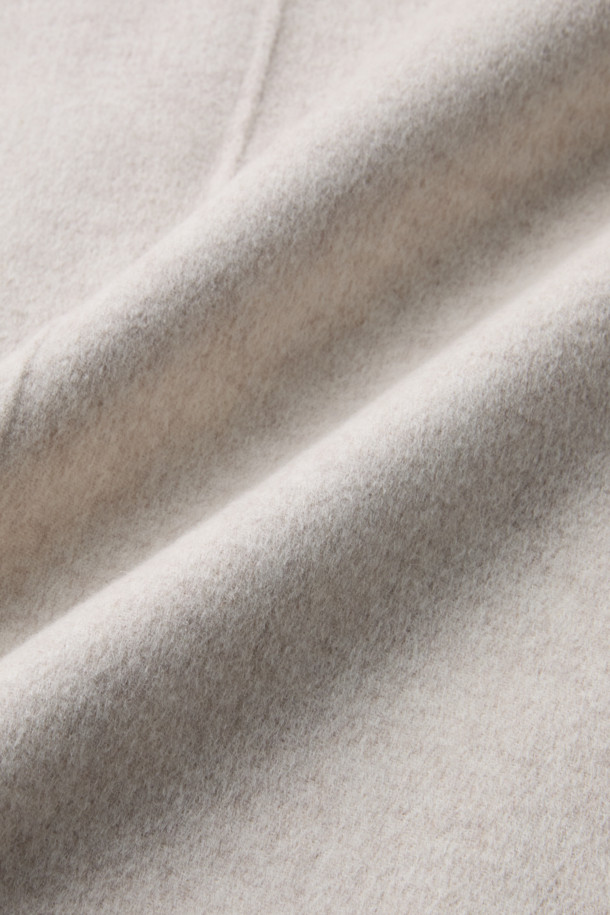 VUIT (뷔) 니트 하이브리드 코트는 부드러운 모 소재로 제작되어 봄 시즌에 적합한 캐주얼 코트입니다. 베이지 색상의 무지 디자인으로 미니멀하고 클래식한 스타일을 연출하며, 드롭 숄더와 니트 밴드 디자인, 사이드 포켓 디테일이 특징입니다. 루즈핏으로 편안한 착용감을 선사하며, 긴 소매 기장과 레이온, 면 안감으로 실용성을 높였습니다. 봄 소풍룩에 완벽하게 어울리는 아이템으로, 다양한 스타일링을 즐길 수 있습니다.
