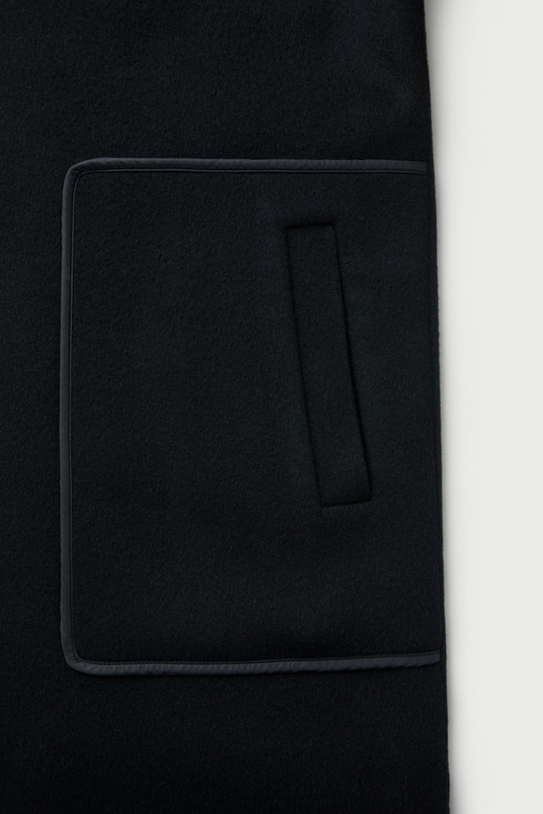 CLAIRE(클레어) 3-in-1 코트는 미니멀하고 클래식한 스타일을 추구하는 여성 고객을 위한 겨울철 필수 아이템입니다. 부드러운 모와 캐시미어 혼방 소재로 제작되어 뛰어난 촉감과 보온성을 자랑하며, 안감은 탈부착 가능한 패딩으로 구성되어 있어 간절기부터 한겨울까지 폭넓게 활용할 수 있습니다. 롱 기장의 레귤러핏 블랙 코트로, 버튼 여밈 방식과 긴 소매 디자인이 특징이며, 출근룩, 오피스룩, 모임룩 등 다양한 TPO에 활용 가능합니다. 가볍고 실용적인 사이드 포켓과 3-in-1 코트 타입으로 스타일과 기능성을 모두 갖춘 아이템입니다.
