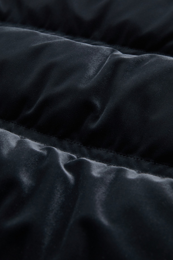 블랙 컬러의 'VELVET' 베스트입니다. 부드러운 촉감의 폴리에스터, 폴리우레탄 혼방 소재로 제작되어 가을, 겨울 시즌에 따뜻하게 착용할 수 있습니다. 두꺼운 두께감과 오버핏 디자인으로 캐주얼하고 미니멀한 스타일을 연출하며, 캠핑룩에도 잘 어울립니다. 집업 여밈 방식에 민소매 디자인, 드롭 숄더, 사이드 포켓과 스토퍼 조임 디테일이 특징입니다. 안감은 폴리에스터로 마감되었습니다.
