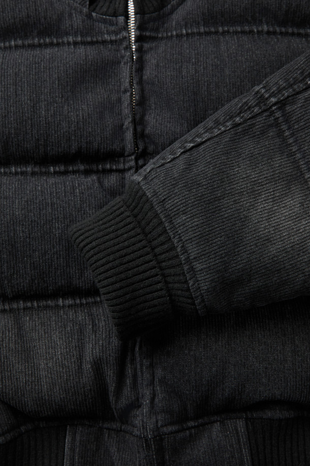 CHANE(샤넬) 데님 다운 점퍼는 여성용 아우터로, 겨울철 캐주얼 스타일을 연출하기에 적합합니다. 블랙 컬러의 무지 디자인에 크롭 기장으로 세련된 핏을 선사하며, 집업 스타일로 간편하게 착용할 수 있습니다. 데님과 면 소재의 조화로 제작되어 두꺼운 두께감을 자랑하며, 폴리에스터와 레이온 안감으로 보온성을 높였습니다. 니트 밴드와 사이드 포켓 디테일이 돋보이는 롱 슬리브 다운 재킷입니다.
