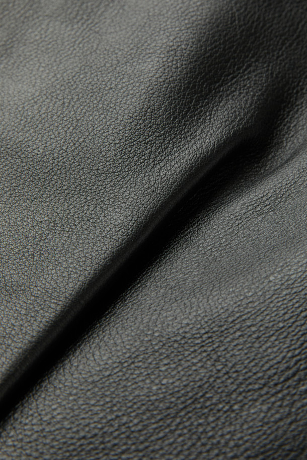 토론토 벨티드 가죽 재킷은 여성 고객을 위해 제작된, 모던하고 클래식한 스타일의 블랙 가죽 재킷입니다. 봄, 가을에 어울리는 두꺼운 소가죽 소재로 제작되었으며, 셔츠형 디자인에 숏 기장으로 시크한 매력을 더했습니다. 지퍼와 벨트 여밈 방식으로 허리 라인을 강조하여 레귤러핏을 더욱 돋보이게 합니다. 플랩 포켓과 빈티지 가공 디테일이 돋보이며, 리오셀 안감으로 편안한 착용감을 선사합니다. 데이트룩, 모임룩, 출근룩 등 다양한 TPO에 미니멀하고 세련된 스타일을 연출할 수 있습니다.
