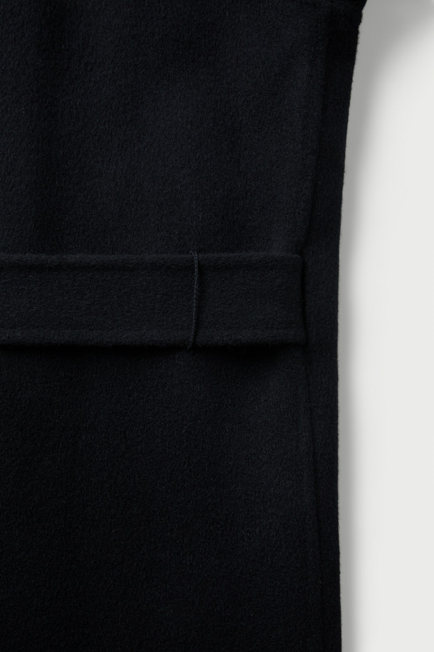 **에퓨어 캐시미어 블랜드 핸드메이드 싱글 롱코트**는 가을과 겨울, 당신의 일상과 특별한 날을 우아하게 만들어줄 코트입니다. 부드러운 캐시미어 혼방 소재와 모(毛) 소재로 제작되어 뛰어난 촉감과 보온성을 제공합니다. 미니멀하고 클래식한 디자인에 블랙 컬러, 무지 패턴, 세미 오버핏으로 세련된 스타일을 연출합니다. 핸드메이드 공법으로 완성되어 높은 퀄리티를 자랑하며, 무릎 기장의 롱코트와 싱글 버튼 여밈 방식으로 편안한 착용감을 선사합니다. 출근룩, 오피스룩, 모임룩 등 다양한 시간, 장소, 상황에 활용 가능한 활용도 높은 아이템입니다.