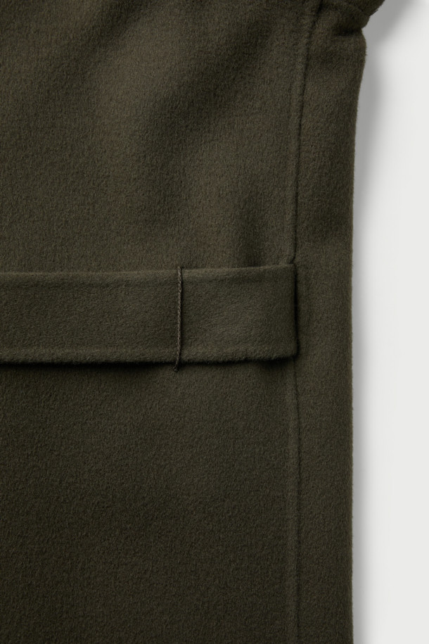 Épure(에푸르) 캐시미어 블렌드 핸드메이드 싱글 롱코트는 가을, 겨울 시즌 당신의 품격을 높여줄 아우터입니다. 모와 캐시미어 혼방 소재로 제작되어 부드러운 촉감을 선사하며, 세미 오버핏으로 편안한 착용감을 제공합니다. 클래식과 미니멀 스타일을 지향하는 디자인으로, 그레이 컬러의 무지 패턴이 어떤 룩에도 자연스럽게 어울립니다. 출근룩, 오피스룩, 모임룩 등 다양한 TPO에 활용 가능한 2버튼 싱글 코트로, 헨드메이드 봉제 디테일이 고급스러움을 더합니다.