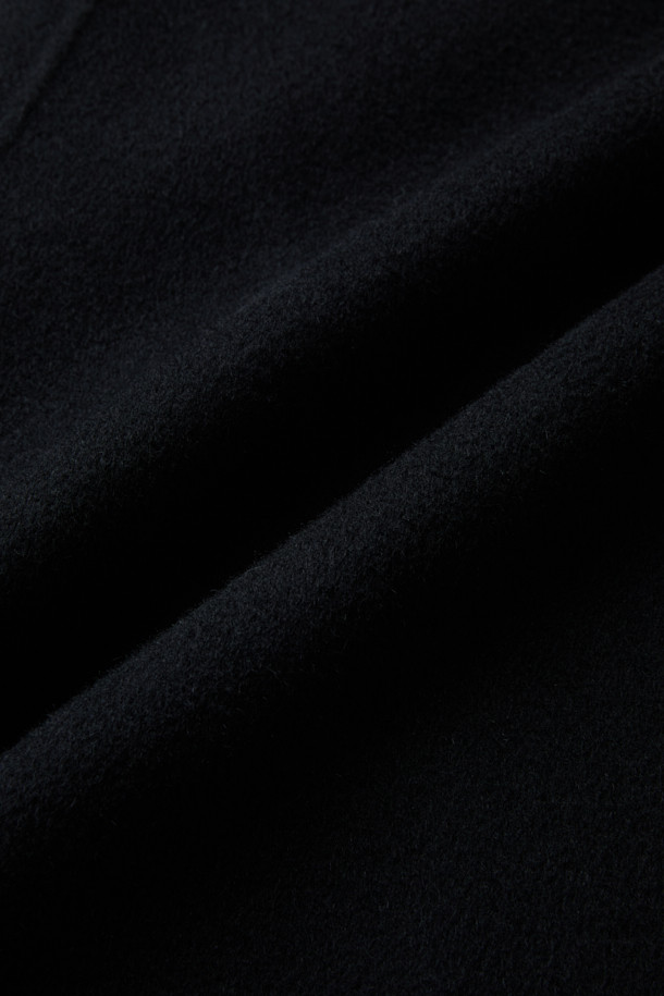 푀트레 캐시미어 블렌드 핸드메이드 발마칸 롱코트는 가을과 겨울, 당신의 클래식하고 미니멀한 스타일을 완성해 줄 아우터입니다. 모, 캐시미어, 알파카 혼방의 고급스러운 소재로 제작되어 부드러운 촉감과 뛰어난 보온성을 제공합니다. 무릎을 덮는 롱 기장과 세미 오버핏으로 편안하면서도 시크한 실루엣을 연출하며, 헤링본 패턴이 은은한 포인트를 더합니다. 출근룩, 오피스룩, 모임룩 등 다양한 시간과 장소와 경우에 활용 가능하며 천연 가죽(양) 배색 디테일이 고급스러움을 더합니다. 블랙 컬러의 발마칸 코트로 당신의 겨울 스타일을 더욱 세련되게 연출해 보세요.