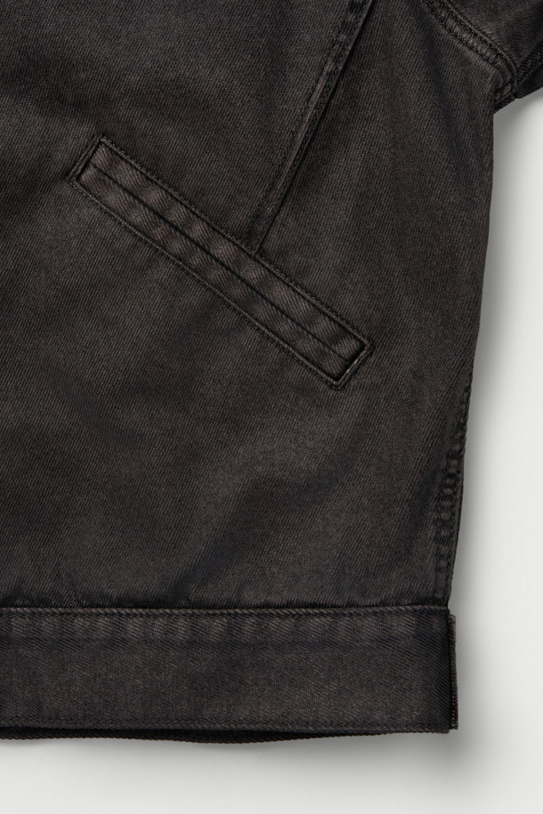 Asphalre(아스팔레) 데님 집업 블루종은 가을, 겨울 시즌 캐주얼한 스타일을 연출하기에 적합한 데님 블루종입니다. 액션플리츠와 밑단 스트랩 디테일이 돋보이며, 워싱 처리된 블루 컬러의 무지 디자인으로 미니멀하고 시티보이 무드를 더합니다. 오버핏으로 편안한 착용감을 선사하며, 데님과 면 혼방 소재로 제작되어 활동성을 높였습니다. 가을 나들이룩 또는 겨울 데일리룩에 활용하여 스타일리시한 룩을 완성해보세요. 긴 소매와 집업 여밈 방식으로 실용성을 더했습니다.
