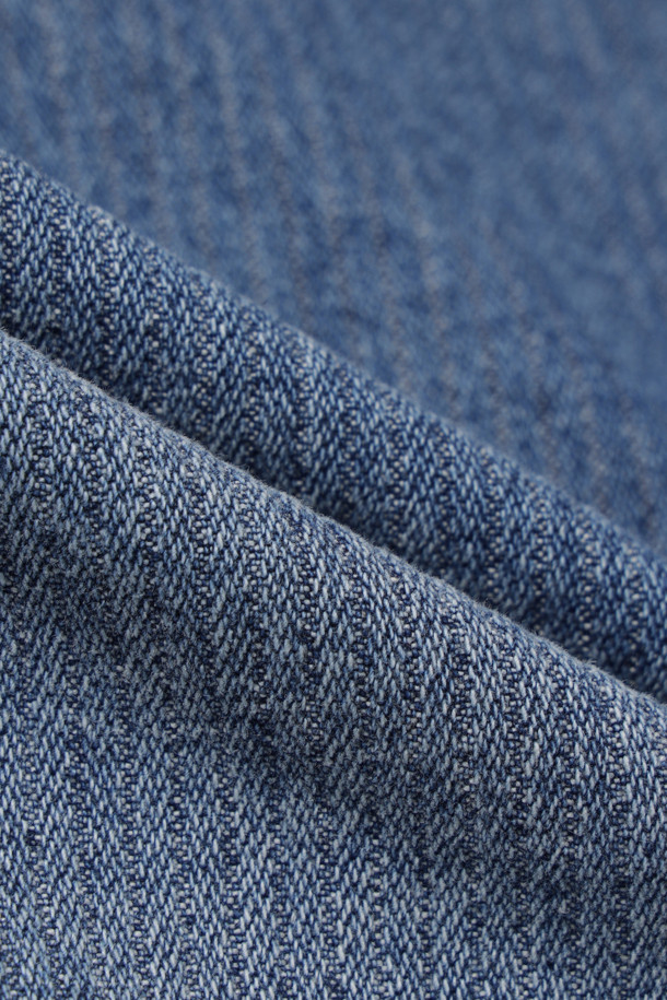 **Asphalre(아스팔레) 데님 집업 블루종**은 캐주얼, 미니멀, 시티보이 스타일을 아우르는 남녀 모두에게 적합한 아우터입니다. 가을, 겨울 시즌에 어울리는 오버핏으로, 밑단 스트랩과 액션플리츠 디테일이 돋보이는 디자인입니다. 워싱 처리된 데님 소재와 면 혼방으로 제작되어 편안한 착용감을 선사하며, 여행룩, 캠핑룩 등 다양한 TPO에 활용 가능합니다. 크롭 기장과 긴 소매, 집업 여밈 방식으로 트렌디함을 더했습니다. 무지 패턴의 블루 컬러로 어떤 스타일에도 쉽게 매치할 수 있습니다.
