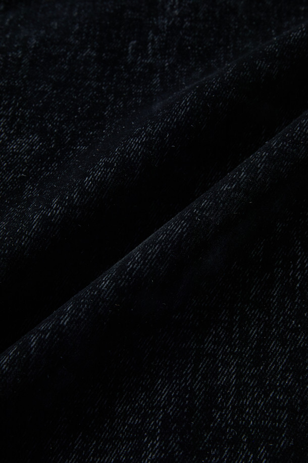 Lucide(루시드) 벨벳 트러커는 캐주얼, 미니멀, 클래식 스타일을 아우르는 세련된 아우터입니다. 부드러운 벨벳 데님 소재와 면 혼방으로 제작되어 봄, 가을에 적합하며, 세미 오버핏 크롭 기장으로 트렌디한 핏을 연출합니다. 블랙 컬러의 무지 디자인에 메탈 부자재와 IRO 시그니처 부자재 포인트가 돋보이며, 긴 소매와 버튼 여밈 방식이 특징입니다. 안감은 폴리에스터로 마감되어 편안한 착용감을 선사합니다.
