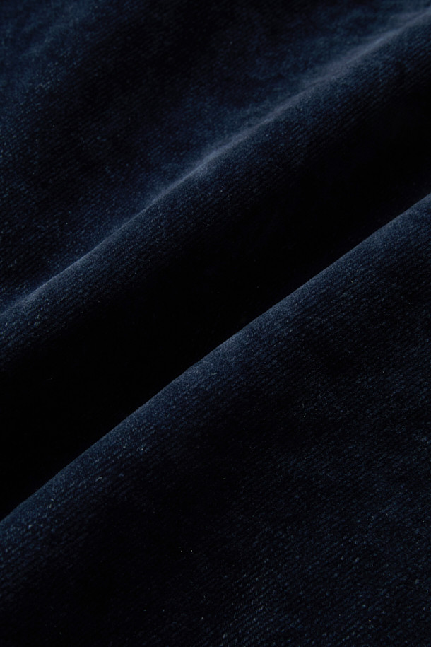 Lucide(루시드) 벨벳 트러커는 캐주얼, 미니멀, 클래식 스타일을 아우르는 네이비 컬러의 트러커 자켓입니다. 면과 벨벳 데님 혼방의 부드러운 촉감이 특징이며, 가을과 겨울에 착용하기 좋습니다. 세미 오버핏으로 편안한 착용감을 선사하며, 버튼 여밈 방식과 긴 소매 기장, 크롭 기장으로 디자인되었습니다. 출근룩과 모임룩에 모두 활용 가능하며, 메탈 및 IRO 시그니처 부자재, 폴리에스터 안감 마감으로 고급스러움을 더했습니다.
