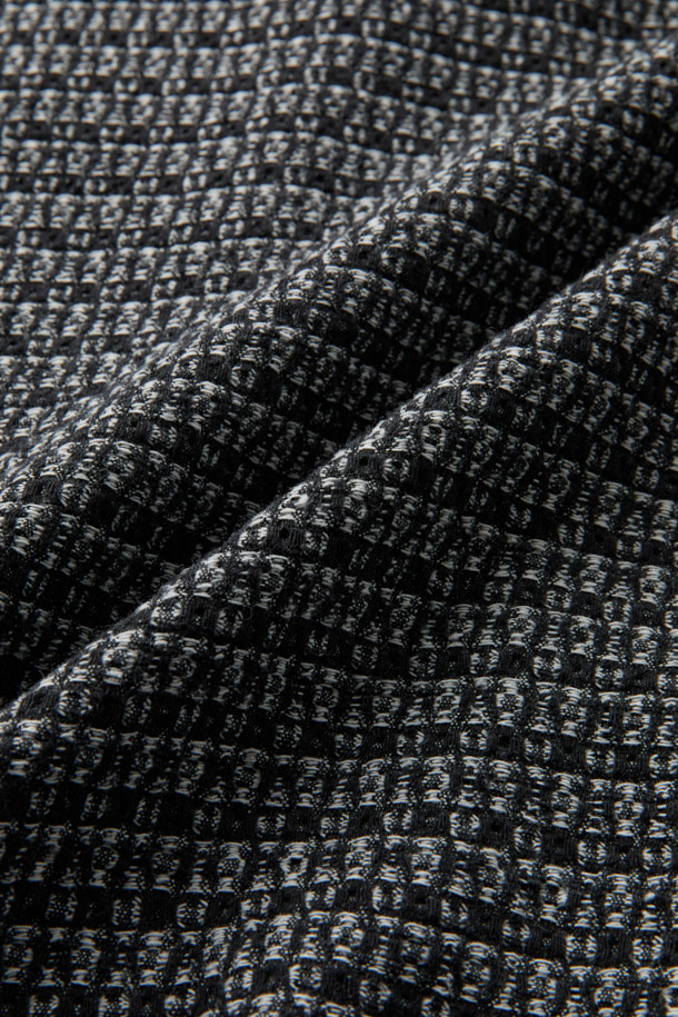 Bascule(바스큘) 트위드 데님 재킷은 여성스러운 매력을 더해줄 아이템입니다. 블랙과 그레이 두 가지 컬러로 출시되었으며, 봄, 가을 시즌에 활용하기 좋습니다. 클래식한 무드의 트위드 소재와 크롭 기장, 세미 오버핏 실루엣이 세련된 스타일을 연출합니다. 집업 방식으로 간편하게 착용 가능하며, 끝단 테잎 디테일로 포인트를 더했습니다. 데이트룩, 모임룩, 출근룩 등 다양한 TPO에 미니멀하고 시크하게 연출해보세요.
