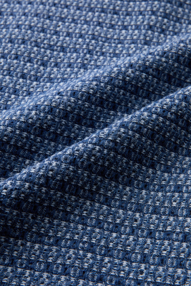 **Bascule(바스큘) 트위드 데님 재킷**은 여성스러운 매력을 더해줄 아이템입니다. 캐주얼한 무드의 세미 오버핏으로, 봄, 가을 간절기에 활용하기 좋습니다. 트위드 패턴과 카라 디자인, 끝단 테잎 디테일이 돋보이며, 블루 컬러의 집업 방식으로 편안하게 착용할 수 있습니다. 면, 폴리에스터, 레이온 혼방 소재로 제작되어 부드러운 촉감을 선사하며, 데이트룩, 모임룩 등 다양한 TPO에 맞춰 클래식, 미니멀 스타일을 연출하기 좋습니다.
