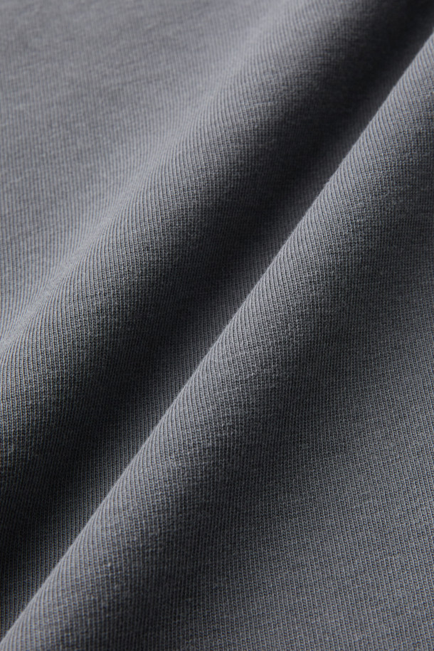 옴브레 로고 아플리케 다잉 긴팔 티셔츠는 베이직한 스타일을 추구하는 분들을 위한 세미 오버핏의 면 긴팔 티셔츠입니다. 가먼트 다잉 기법으로 제작되어 자연스러운 컬러감을 연출하며, 부드러운 촉감이 특징입니다. 전면부에는 IRO 아플리케 자수 로고가, 후면에는 시그니처 부자재가 포인트로 디자인되었습니다. 라운드넥 디자인으로 편안하게 착용 가능하며, 봄, 가을철 일상 및 출근룩, 모임룩 등 다양한 TPO에 활용 가능합니다. 캐주얼, 미니멀, 클래식 스타일을 즐겨 입는 분들께 추천합니다.
