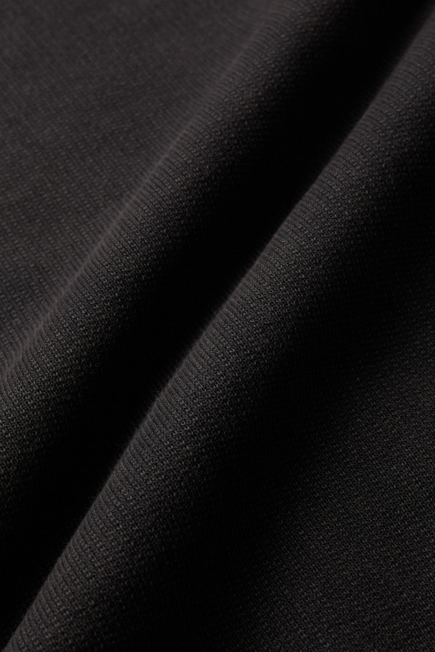 Fugue(퓨그) 백로고 아트웍 다잉 후드 집업은 캐주얼, 스트릿, 미니멀 스타일을 아우르는 오버핏 후드 집업입니다. 봄, 가을 시즌에 적합하며, 부드러운 면 소재로 제작되어 편안한 착용감을 선사합니다. 가먼트다잉 기법을 적용하여 빈티지한 멋을 더하고, 전면부 IRO 아플리케 자수와 후면부 레터링 아플리케 자수로 포인트를 주었습니다. 두꺼운 두께감으로 따뜻함을 유지하며, 캠핑룩으로도 활용 가능하며 셋업으로도 연출할 수 있습니다.
