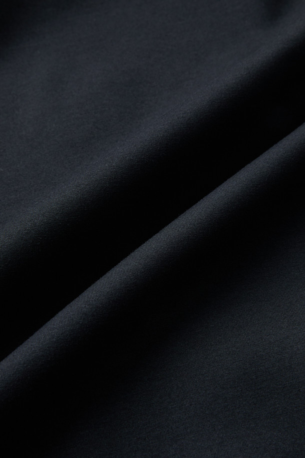 Flanerie(플라네리) 밴딩 배색 오버핏 후디는 편안함과 스타일을 동시에 만족시키는 공용 후디입니다. 부드러운 면 소재에 두꺼운 두께감으로 봄, 가을, 겨울 모두 따뜻하게 착용 가능하며, 일상 및 캠핑룩, 미니멀 스타일 연출에 적합합니다. 밴딩 디테일과 배색 디자인이 돋보이며, 크롭 기장의 오버핏으로 트렌디한 핏을 선사합니다. 무지 디자인으로 어떤 스타일에도 쉽게 매치할 수 있으며, 긴 소매 기장으로 안정감을 더합니다.
