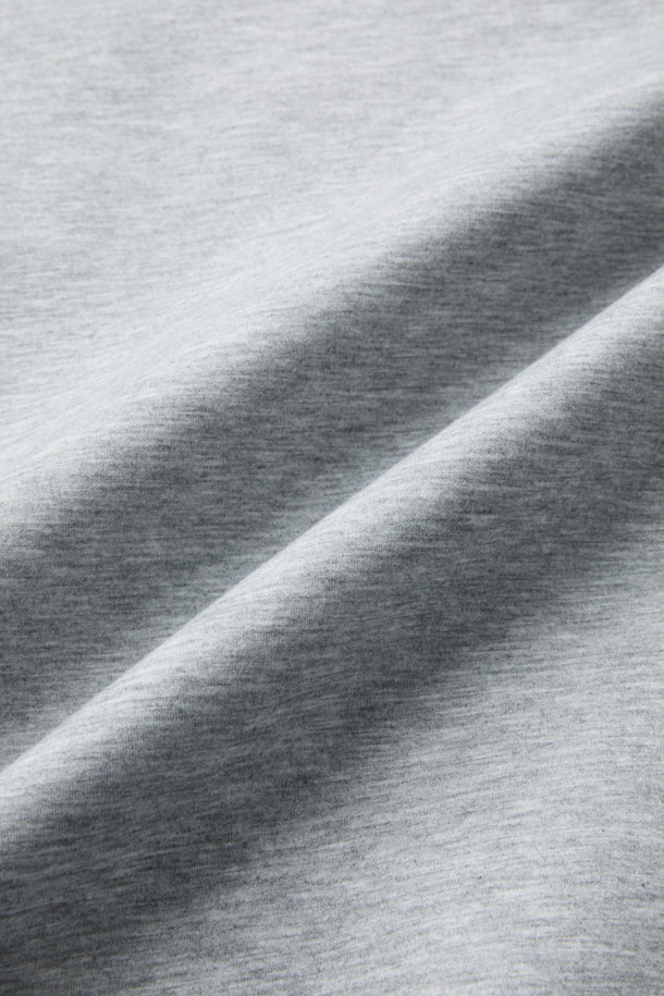 Flanerie(플라네리) 밴딩 배색 오버핏 후디는 가을, 겨울 시즌에 어울리는 데일리 후디입니다. 부드러운 면 소재로 제작되어 편안한 착용감을 선사하며, 오버핏 디자인으로 트렌디한 스타일을 연출합니다. 밴딩 디테일과 배색 디자인이 돋보이며, 집콕룩이나 산책룩 등 다양한 TPO에 활용 가능합니다. 캐주얼하고 미니멀한 스타일을 즐기는 분들께 추천합니다. 그레이 컬러의 무지 디자인으로 어떤 옷에도 쉽게 매치할 수 있습니다.
