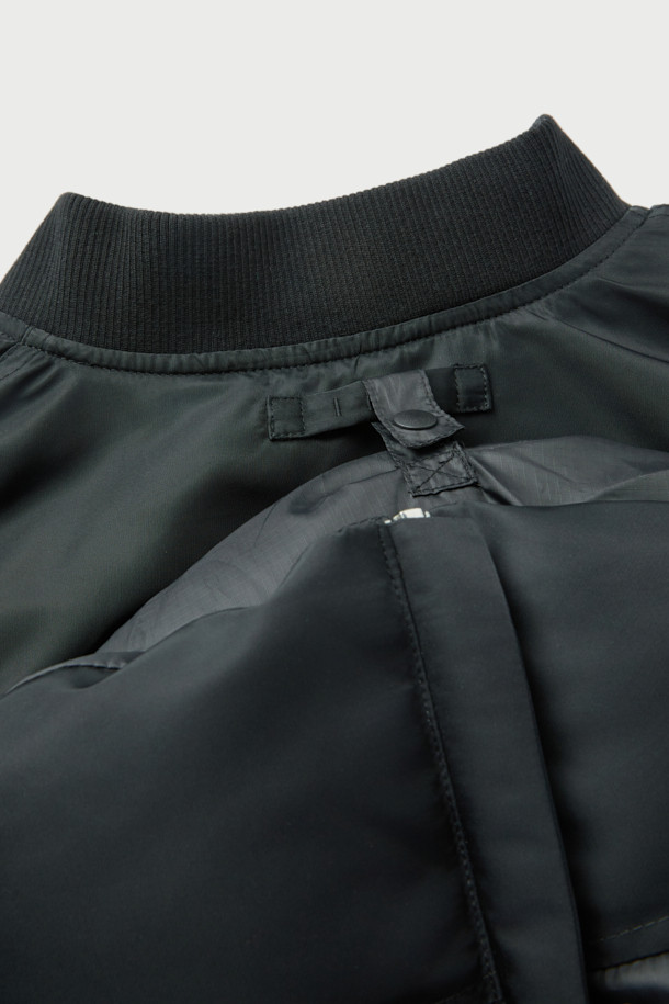 Avius (아비우스) 넥 워머 MA-1 항공 점퍼는 미니멀한 스타일을 추구하는 분들을 위한 겨울철 필수 아이템입니다. 블랙 컬러의 무지 디자인으로 어떤 옷에도 쉽게 매치할 수 있으며, 출근룩이나 여행룩에 모두 잘 어울립니다. 두꺼운 두께감과 프리마로프트 및 거위털 충전재를 사용하여 보온성을 극대화했으며, 넥 워머가 포함되어 있어 더욱 따뜻하게 착용할 수 있습니다. 안감은 폴리에스터 소재로 제작되었으며, 오버핏으로 편안한 착용감을 제공합니다. 집업 방식의 긴소매 크롭 기장 항공 점퍼입니다.
