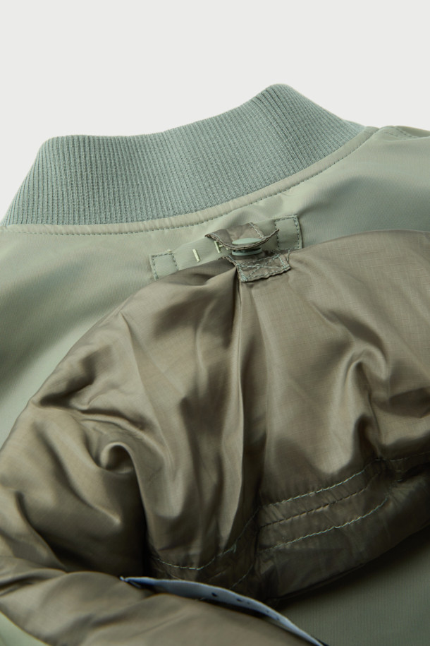 Avius(아비우스) 올메텍스 넥 워머 MA-1 항공 점퍼는 가을과 겨울, 미니멀하고 스트릿 스타일을 즐기는 남녀 모두에게 적합한 아우터입니다. 카키와 올리브 두 가지 색상으로 제공되며, 넥 워머가 포함되어 있어 보온성을 높였습니다. 넉넉한 오버핏에 집업 스타일로 편안하게 착용 가능하며, MA-1 항공 점퍼 특유의 디자인을 보여줍니다. 나일론과 폴리에스테르 혼방 소재에 두꺼운 두께감, 프리마로프트와 거위털 충전재를 사용하여 뛰어난 보온성을 제공합니다. 안감은 폴리에스테르로 마감되었습니다.
