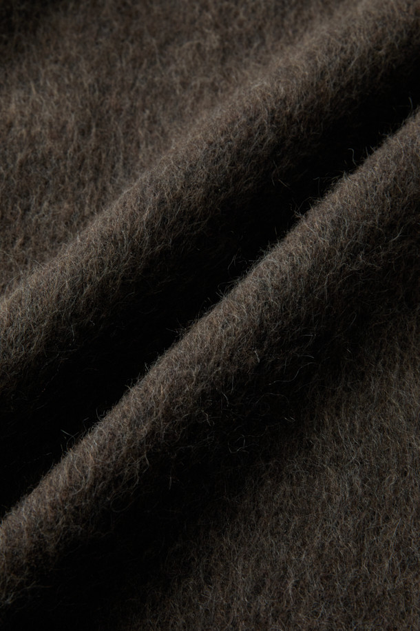 Duve(듀브) 헤어리 집업 후리스 점퍼는 가을, 겨울 시즌에 어울리는 여성 점퍼입니다. 무지 패턴의 블랙, 다크브라운 두 가지 색상으로 출시되었으며, 캐주얼, 미니멀, 클래식 스타일을 연출하기 좋습니다. 세미 크롭 기장과 세미 오버핏으로 트렌디한 핏을 제공하며, 플리스 소재 특유의 헤어리한 촉감이 포근함을 더합니다. 가죽 배색 포인트와 밑단 스트링 디테일로 디자인 포인트를 살렸으며, 출근룩이나 모임룩 등 다양한 TPO에 활용할 수 있습니다.
