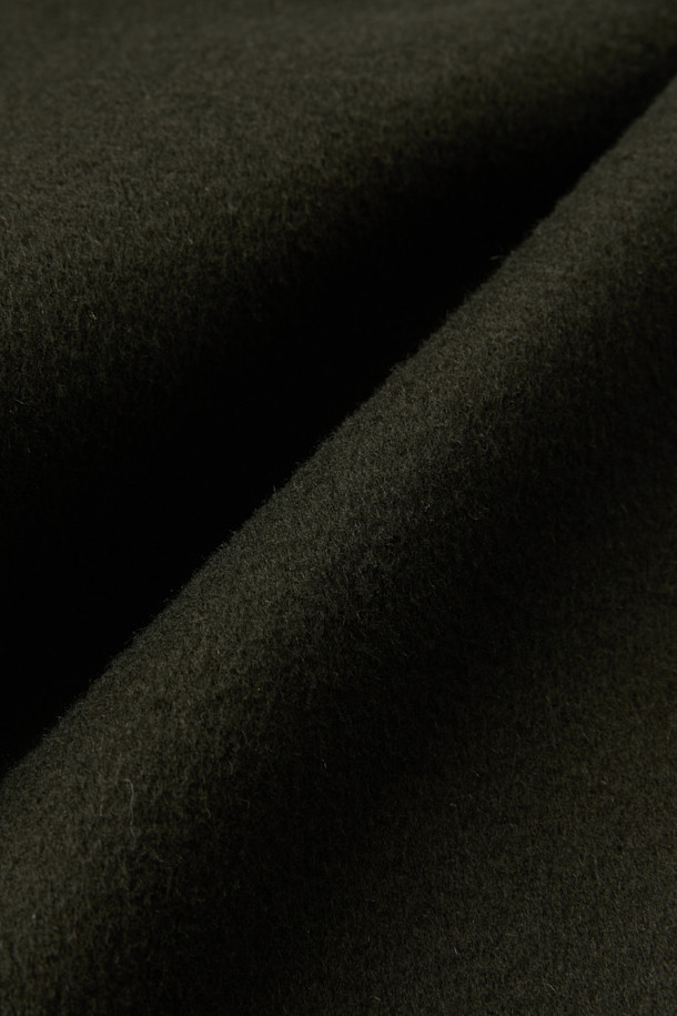 산책자(플래너) 캐시미어 블랜드 울 후드 점퍼는 부드러운 촉감과 두꺼운 두께감으로 가을, 겨울철 따뜻하게 착용하기 좋은 아우터입니다. 캐주얼, 미니멀, 클래식 스타일을 아우르며, 일상과 출근룩 모두 소화 가능한 활용도를 자랑합니다. 블랙 컬러의 무지 디자인에 오버핏으로 편안함을 더했으며, 후드 디테일과 밑단 스트링으로 취향에 맞게 핏 조절이 가능합니다. 울과 캐시미어 혼방 소재로 고급스러운 분위기를 연출하며, 안감은 폴리에스터로 제작되었습니다. 집업 스타일의 긴소매 점퍼로, 다양한 룩에 레이어드하여 스타일리시하게 연출해보세요.