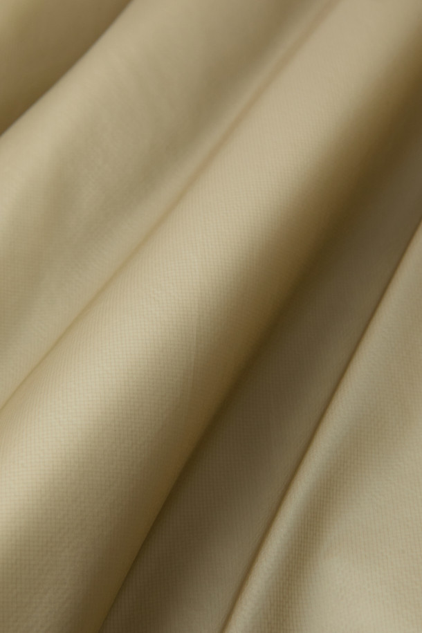 가벼운(레제르) 경량 7D 신슐레이트 후드 점퍼는 가을, 겨울철 데일리룩을 책임질 아우터입니다. 베이직하고 캐주얼한 스타일로, 여행, 산책, 출근 등 다양한 때와 장소와 목적에 활용하기 좋습니다. 얇은 두께감의 나일론 소재와 부드러운 촉감이 편안한 착용감을 선사하며, 세미 오버핏으로 제작되어 여유로운 실루엣을 연출합니다. 탈부착 가능한 후드와 뛰어난 보온성을 제공하는 신슐레이트 충전재가 특징이며, 집업 스타일로 간편하게 착용할 수 있습니다. 베이지 색상에 무지 디자인으로 어떤 옷에도 쉽게 매치하여 캐주얼, 미니멀, 클래식 스타일을 완성할 수 있습니다.