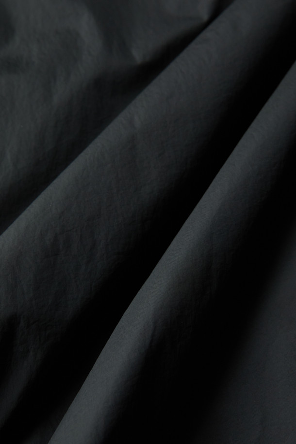 가벼운(레제르) 경량 글로시 신슐레이트 후드 점퍼는 가을, 겨울 시즌 일상과 출근룩에 모두 활용하기 좋은 남녀 공용 점퍼입니다. 얇은 두께감의 7데니어 나일론 소재로 제작되어 부드러운 촉감과 가벼운 착용감을 선사하며, 신슐레이트 충전재와 안감으로 보온성을 높였습니다. 탈부착 가능한 후드 디자인으로 다양한 스타일 연출이 가능하며, 미니멀하고 베이직한 디자인으로 유행을 타지 않고 오래도록 즐겨 입을 수 있습니다. 세미 오버핏으로 편안한 착용감을 제공하며, 집업 스타일로 간편하게 입고 벗을 수 있습니다.