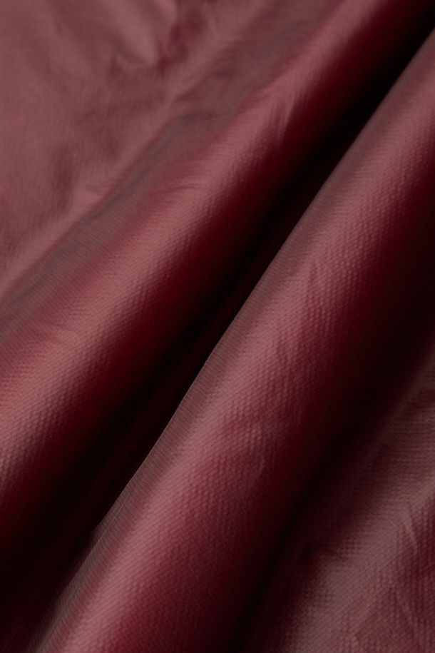 레제르 경량 7D 신슐레이트 후드 점퍼는 가을, 겨울 시즌에 어울리는 남녀 공용 점퍼입니다. 얇은 두께감으로 편안한 착용감을 선사하며, 보온성을 높여주는 신슐레이트 충전재를 사용하여 쾌적하게 입을 수 있습니다. 부드러운 촉감의 7데니어 나일론 소재와 탈부착 가능한 후드 디자인으로 캐주얼하고 베이직한 스타일을 연출합니다. 세미 오버핏으로 제작되어 편안한 활동성을 보장하며, 일상과 여행 등 다양한 상황에 활용 가능합니다. 와인 컬러의 무지 디자인으로 미니멀하고 클래식한 분위기를 더합니다.