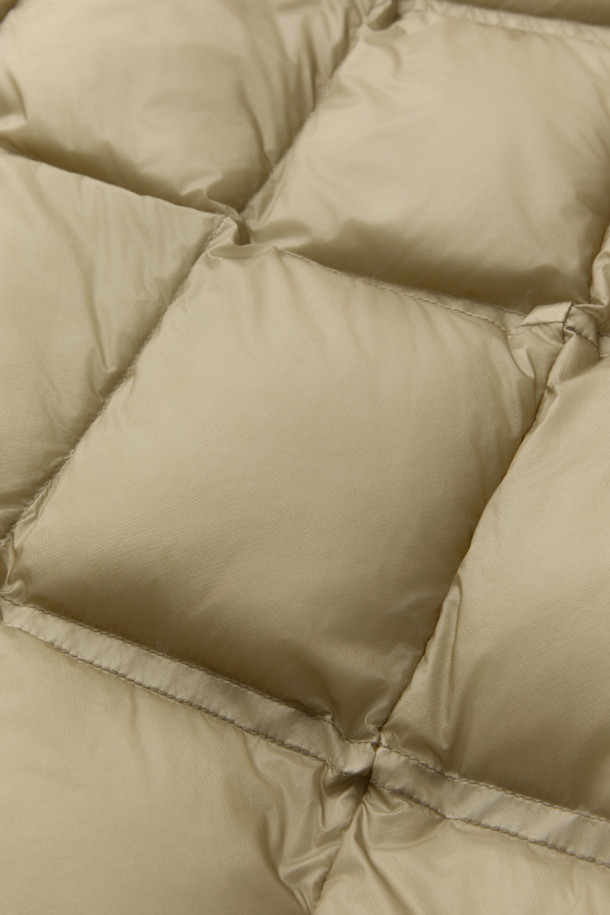 Isolée(이솔레) 경량 7D 스퀘어 퀼팅 다운점퍼는 미니멀하고 클래식한 스타일을 추구하는 분들을 위한 겨울철 필수 아우터입니다. 7데니어 나일론 소재를 사용하여 가볍고 편안하며, 구스다운 90/10 충전재와 7D 스퀘어 퀼팅으로 뛰어난 보온성을 제공합니다. 출근룩과 같은 일상에서 활용하기 좋으며, 오버핏 디자인과 집업 여밈 방식으로 편안한 착용감을 선사합니다. 베이지 컬러는 다양한 스타일과 매치하기 용이하며, 크롭 기장으로 트렌디함을 더했습니다. 경량 소재로 활동성을 높여 겨울철에도 스타일리시하게 연출할 수 있습니다.