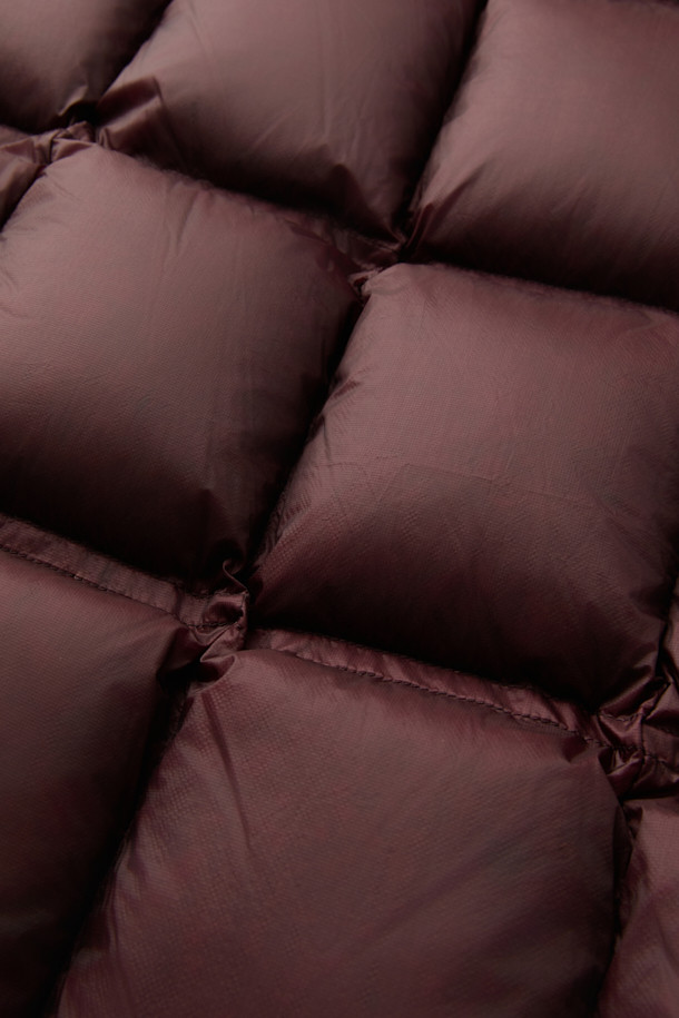 Isolée(이솔레) 경량 7D 스퀘어 퀼팅 다운점퍼는 겨울철 일상과 여행룩에 모두 잘 어울리는 오버핏 다운점퍼입니다. 7데니어 초경량 나일론 소재를 사용하여 가볍고 부드러운 촉감을 선사하며, 구스다운 90/10 충전재로 뛰어난 보온성을 제공합니다. 미니멀하고 베이직한 스타일의 브라운 컬러에 스퀘어 퀼팅 디자인을 더해 세련된 느낌을 줍니다. 지퍼형 여밈 방식과 긴 소매 기장으로 편안하게 착용 가능하며, 출근룩과 캐주얼 스타일에도 완벽하게 매치됩니다.