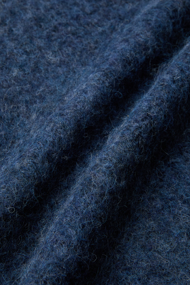 "Aura (아우라) 헤어리 집업 가디건"은 부드러운 촉감의 헤어리한 원사가 특징인 오버핏 가디건입니다. 네이비 색상으로, 가을과 겨울에 따뜻하게 착용하기 좋습니다. 하이넥 디자인과 크롭 기장으로 트렌디한 스타일을 연출하며, 사이드 포켓으로 실용성을 더했습니다. 아크릴, 알파카, 나일론, 모 혼방 소재로 제작되어 보온성이 뛰어나고, 무지 디자인으로 다양한 룩에 매치하기 용이합니다. 미니멀, 클래식, 캐주얼 등 폭넓은 스타일을 소화할 수 있는 베이직 아이템입니다.
