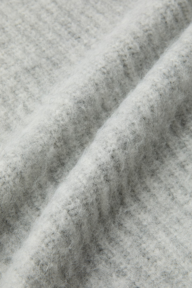 Aura(아우라) 헤어리 집업 가디건은 부드러운 촉감의 아크릴, 알파카, 나일론, 모 혼방 소재로 제작되어 포근함을 선사합니다. 톤 다운된 그레이 컬러와 무지 디자인으로 어떤 스타일에도 자연스럽게 어울리는 베이직하고 캐주얼한 아이템입니다. 하이넥과 오버핏 실루엣, 긴 소매 기장으로 보온성을 높였으며, 사이드 포켓 디테일로 실용성을 더했습니다. 가을, 겨울 시즌 데일리룩, 집콕룩, 산책룩 등 다양한 TPO(Time, Place, Occasion)에 활용 가능합니다. 크롭 기장의 두꺼운 두께감으로 따뜻하고 스타일리시하게 착용할 수 있는 니트 집업 가디건입니다.
