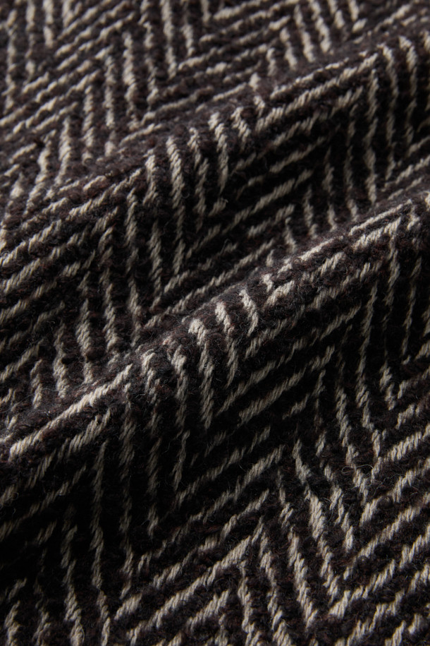 SANOBSPE 니트 하이브리드 집업 재킷은 가을과 겨울에 어울리는 오버핏 집업 자켓입니다. 울, 알파카, 모, 아크릴, 폴리에스터, 나일론, 레이온 등 다양한 소재를 혼방하여 제작되었으며, 두꺼운 두께감으로 따뜻하고 부드러운 촉감을 선사합니다. 헤링본 패턴에 니트 배색 디자인이 돋보이며, 2WAY 지퍼 디테일로 실용성을 더했습니다. 출근룩, 모임룩 등 다양한 TPO에 캐주얼, 클래식, 미니멀 스타일로 활용하기 좋습니다.
