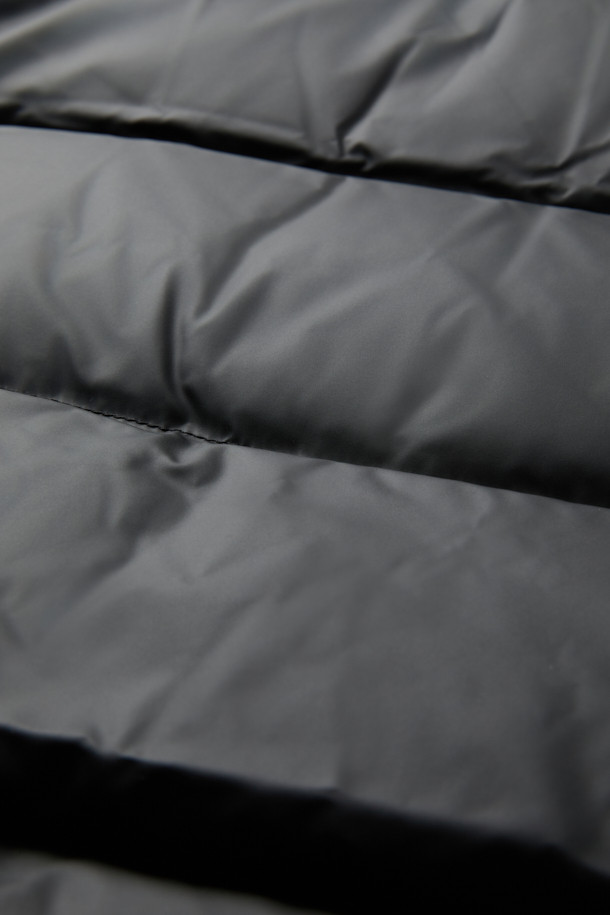 MANOE(마노) 그라데이션 다운 점퍼는 겨울철 따뜻함과 스타일을 동시에 잡을 수 있는 숏패딩입니다. 덕다운 충전재(오리솜털 85%, 오리깃털 15%)를 사용하여 뛰어난 보온성을 제공하며, 그라데이션 패턴이 캐주얼한 무드를 연출합니다. 양옆 포켓과 집업 여밈 방식으로 실용성을 더했으며, 여행룩, 캠핑룩, 캐주얼, 미니멀, 고프코어 스타일을 즐겨 입는 고객에게 적합합니다. 폴리에스터와 나일론 혼방 소재로 제작되어 내구성이 뛰어나며, 숏 기장과 긴소매 디자인으로 활동성을 높였습니다.
