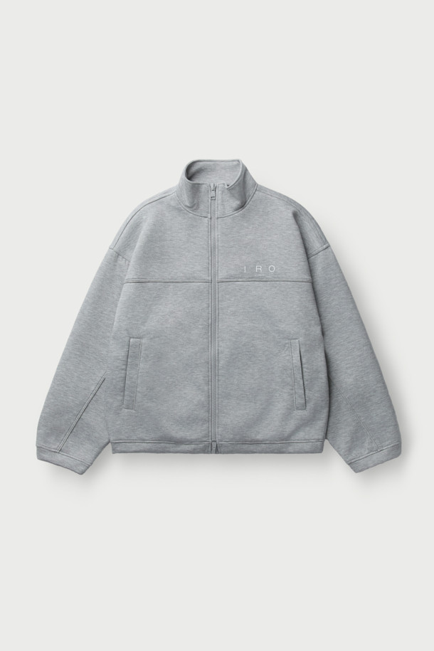 **Comet 쿠션지 하이넥 점퍼**는 캐주얼, 미니멀, 시티보이 스타일을 아우르는 오버핏 점퍼입니다. 그레이 컬러에 로고, 레터링, 무지 패턴이 조화롭게 적용되었으며, 하이넥 디자인과 밑단 배색으로 포인트를 더했습니다. 폴리에스테르, 레이온, 폴리우레탄 혼방의 쿠션지 소재를 사용하여 편안한 착용감을 선사하며, 긴 소매와 집업 여밈으로 실용성을 높였습니다. 산책룩에 완벽하게 어울리는 이 점퍼는 일상에서 편안하고 스타일리시하게 연출하기 좋습니다.
