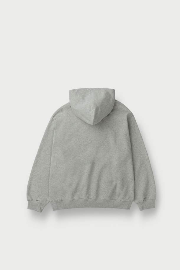 Vessels(베슬스) 베이직 로고 자수 스웻후디는 부드러운 면 소재로 제작되어 편안한 착용감을 선사합니다. 오버핏 디자인과 후드 네크라인으로 캐주얼하고 미니멀한 스타일을 연출하며, 로고 자수 디테일이 돋보입니다. 봄, 가을, 겨울 모두 활용 가능하며, 집콕룩, 산책룩, 캠핑룩 등 다양한 TPO에 매치하기 좋습니다. 긴 소매와 두꺼운 두께감으로 따뜻함을 더하며, 그레이 컬러로 어떤 스타일에도 쉽게 코디할 수 있습니다. 베이직한 디자인으로 유행을 타지 않아 오랫동안 즐겨 입을 수 있는 아이템입니다.
