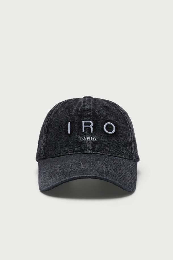 트로이스 아이로(TROYES IRO) 로고 자수 워시드 데님 볼캡은 캐주얼, 미니멀, 클래식 스타일을 즐겨 입는 분들을 위한 모자입니다. 데님과 면 소재를 사용하여 봄, 여름, 가을 계절에 착용하기 좋고, 워싱 처리된 부드러운 촉감이 특징입니다. 일상생활은 물론 산책이나 여행 시에도 편안하게 착용할 수 있으며, 일반적인 모자 깊이와 챙 넓이로 제작되었습니다. 블랙 컬러에 아이로(IRO) 로고 자수 디테일이 포인트로 들어가 디자인의 완성도를 높였습니다.

