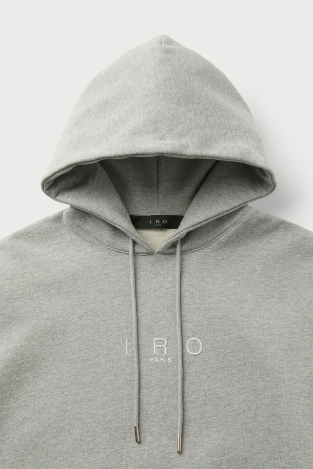 Vessels(베슬스) 베이직 로고 자수 스웻후디는 부드러운 면 소재로 제작되어 편안한 착용감을 선사합니다. 오버핏 디자인과 후드 네크라인으로 캐주얼하고 미니멀한 스타일을 연출하며, 로고 자수 디테일이 돋보입니다. 봄, 가을, 겨울 모두 활용 가능하며, 집콕룩, 산책룩, 캠핑룩 등 다양한 TPO에 매치하기 좋습니다. 긴 소매와 두꺼운 두께감으로 따뜻함을 더하며, 그레이 컬러로 어떤 스타일에도 쉽게 코디할 수 있습니다. 베이직한 디자인으로 유행을 타지 않아 오랫동안 즐겨 입을 수 있는 아이템입니다.
