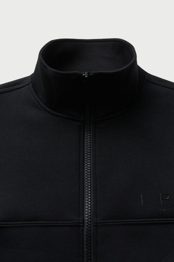 Comet(코멧) 쿠션지 하이넥 점퍼는 캐주얼, 미니멀, 시티보이 스타일을 추구하는 분들을 위한 간절기용 점퍼입니다. 봄, 가을에 산책룩이나 캠핑룩으로 활용하기 좋으며, 오버핏으로 편안한 착용감을 선사합니다. 하이넥 디자인과 밑단 스트링, 실루엣 조절 기능으로 다양한 스타일 연출이 가능하며, 로고 패턴과 소재 배색, 레터링 디테일로 포인트를 더했습니다. 폴리에스테르, 레이온, 폴리우레탄 혼방의 쿠션지 소재로 제작되어 부드러운 촉감과 보온성을 제공합니다. 집업 방식으로 간편하게 착용할 수 있으며 긴 소매 기장입니다.
