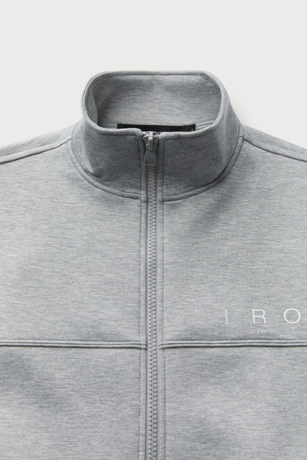 **Comet 쿠션지 하이넥 점퍼**는 캐주얼, 미니멀, 시티보이 스타일을 아우르는 오버핏 점퍼입니다. 그레이 컬러에 로고, 레터링, 무지 패턴이 조화롭게 적용되었으며, 하이넥 디자인과 밑단 배색으로 포인트를 더했습니다. 폴리에스테르, 레이온, 폴리우레탄 혼방의 쿠션지 소재를 사용하여 편안한 착용감을 선사하며, 긴 소매와 집업 여밈으로 실용성을 높였습니다. 산책룩에 완벽하게 어울리는 이 점퍼는 일상에서 편안하고 스타일리시하게 연출하기 좋습니다.
