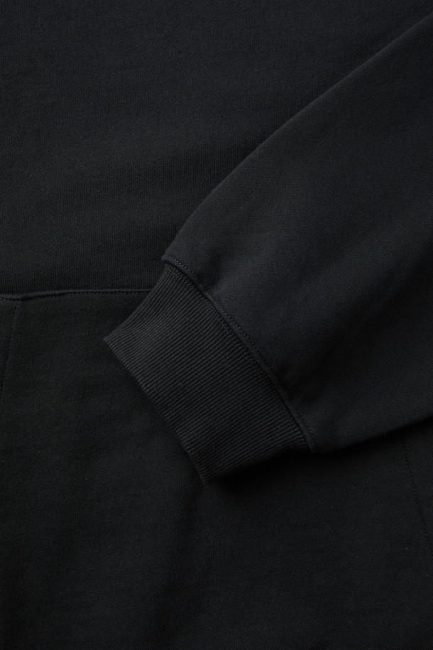 Vessels(베슬스) 베이직 로고 자수 스웻후디는 일상, 캠핑룩, 집콕룩 등 다양한 TPO에 활용하기 좋은 제품입니다. 면 소재로 제작되어 편안한 착용감을 선사하며, 봄, 가을, 겨울 계절에 따뜻하게 입을 수 있습니다. 오버핏 디자인으로 트렌디한 스타일을 연출하며, 블랙 컬러에 로고 자수 디테일이 돋보입니다. 캐주얼, 미니멀, 스트리트 스타일을 즐겨 입는 분들께 추천하는 후디입니다. 긴 소매와 후드 디자인으로 실용성을 더했습니다.
